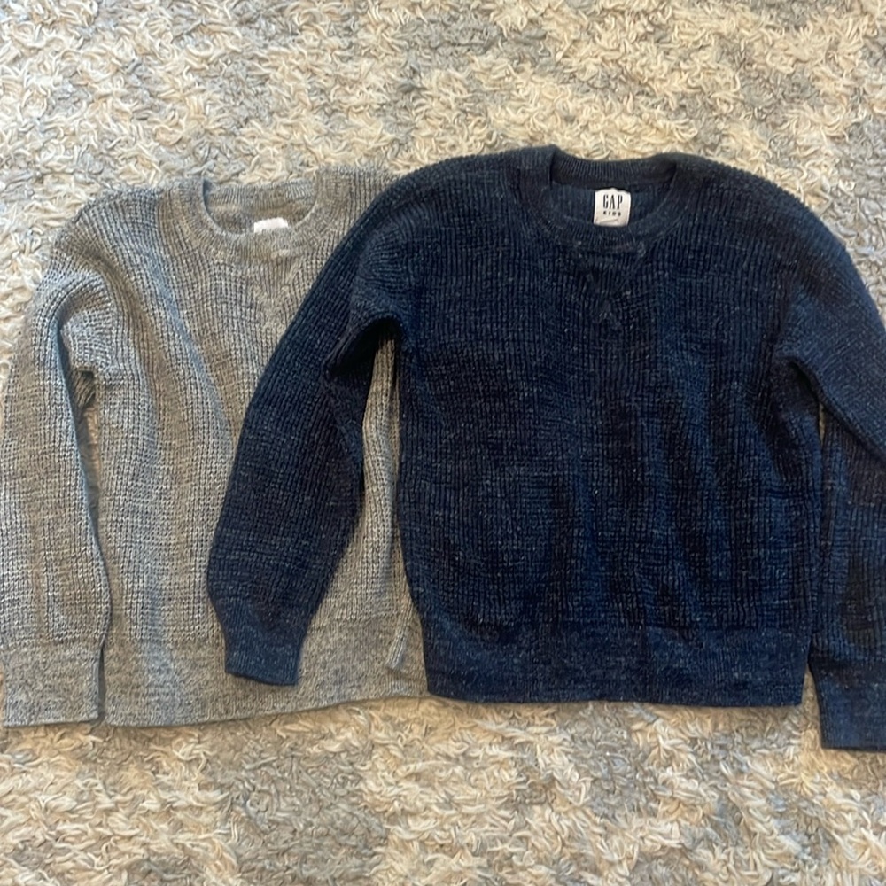 Brand new only worn 1 time gray and blue gap kids sweater size small